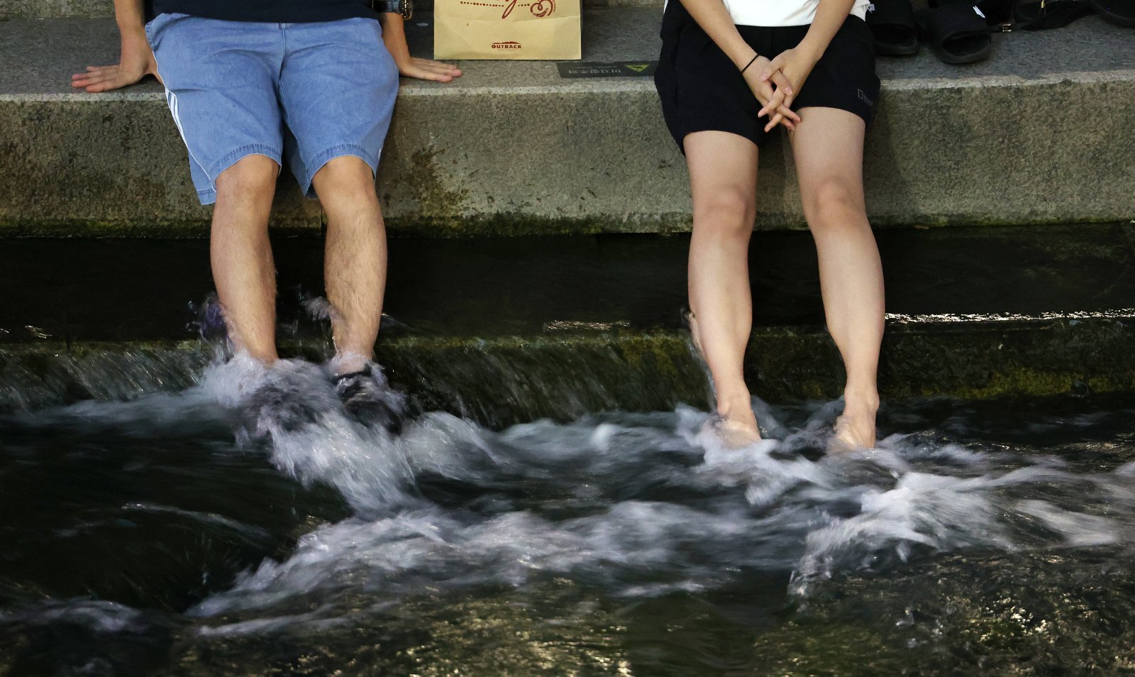 Seoul Bans Foreigners from Playing in Cheonggyecheon Stream Amid Complaints