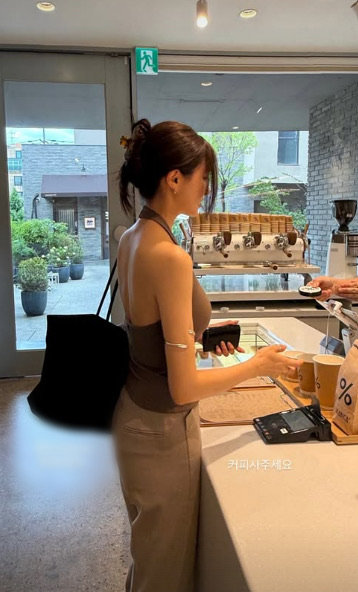 효민, 브라운 홀터넥 입고 뽐낸 직각 어깨…과감한 의상 눈길
