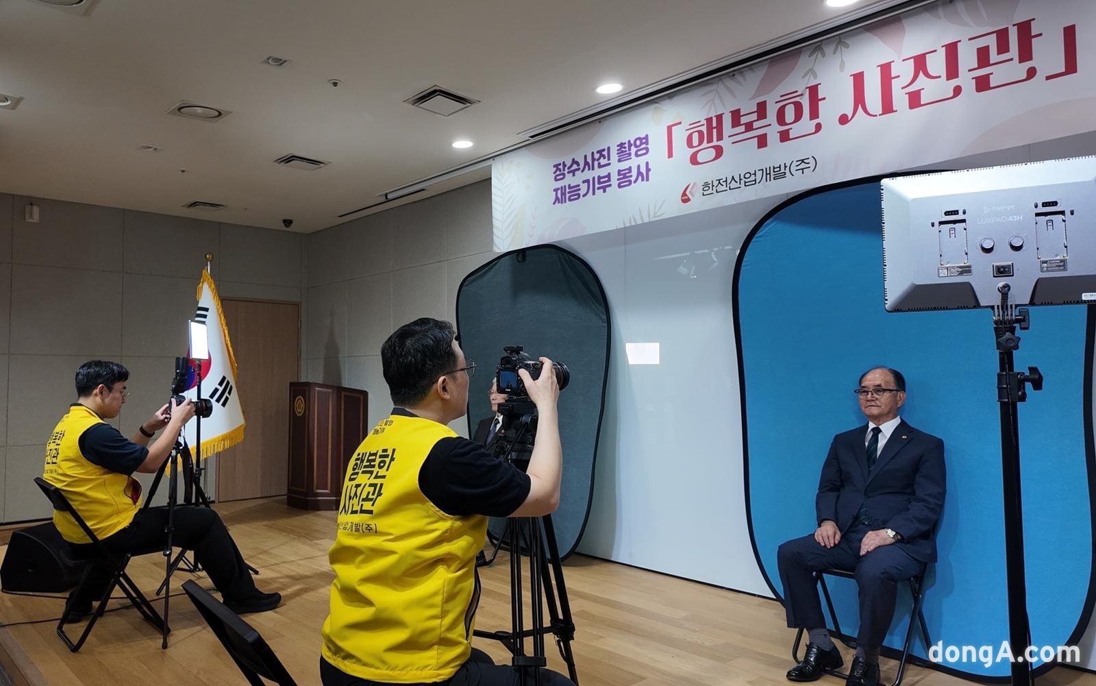 한전산업, 광복절 맞아 독립유공자 후손 위한 ‘행복한 사진관’ 사회공헌활동 진행