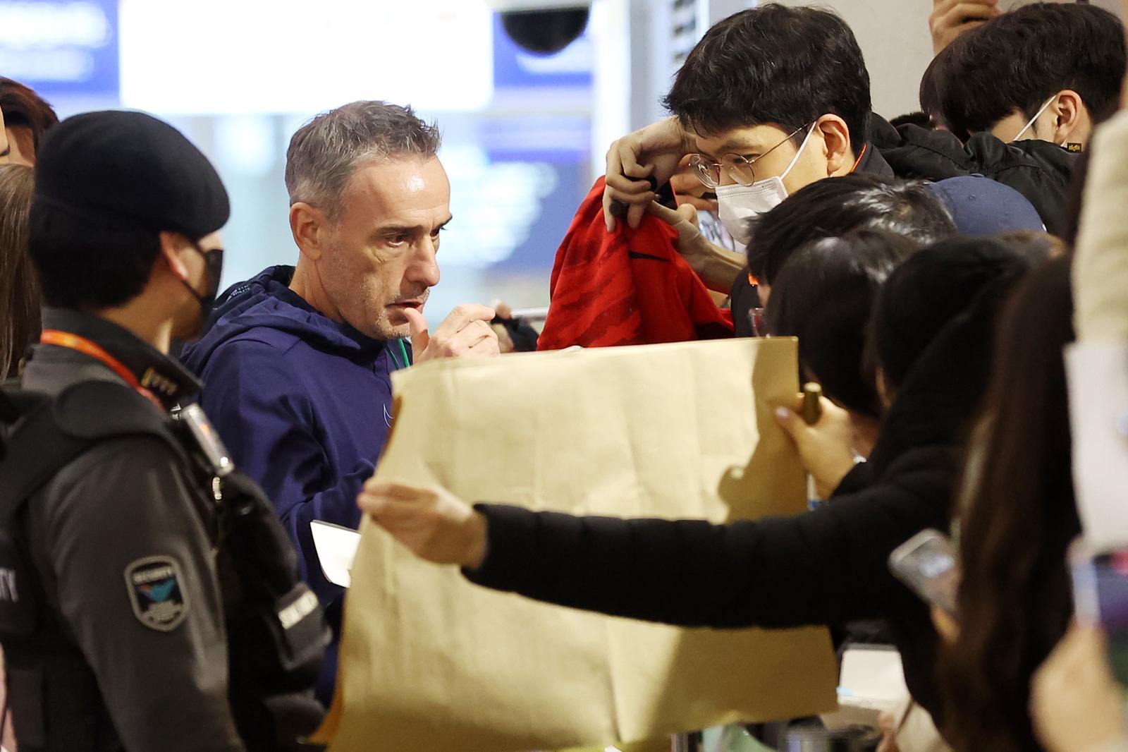 한국 축구대표팀의 월드컵 16강 진출을 이끈 파울루 벤투 감독이 13일 인천국제공항 제1여객터미널을 통해 출국하며 팬들과 인사하고 있다. 벤투 감독은 한국 사령탑 최초로 4년 이상 팀을 지휘해 57경기 35승을 거두며 최다승 기록을 세우고, 2022 국제축구연맹(FIFA) 카타르 월드컵을 끝으로 대한축구협회(KFA)와 계약이 종료됐다. 2022.12.13 ⓒ 뉴스1