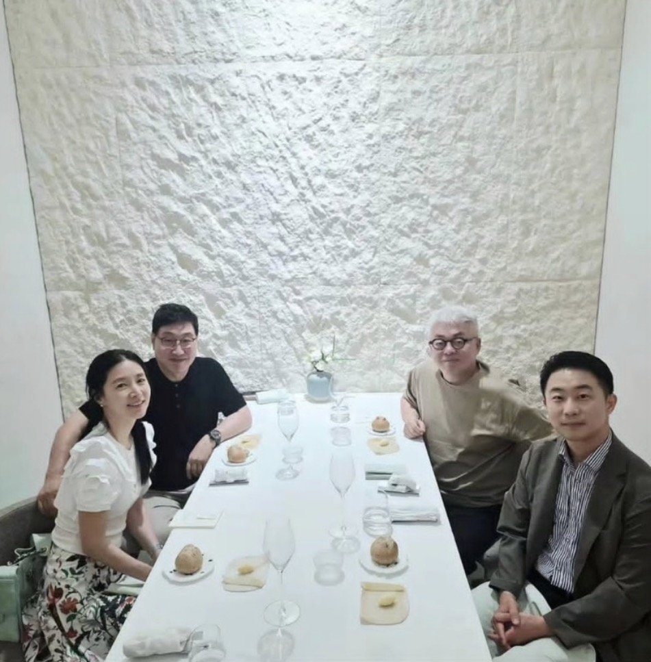 이영애, 남편과 지인 모임 포착…우아한 룩 눈길