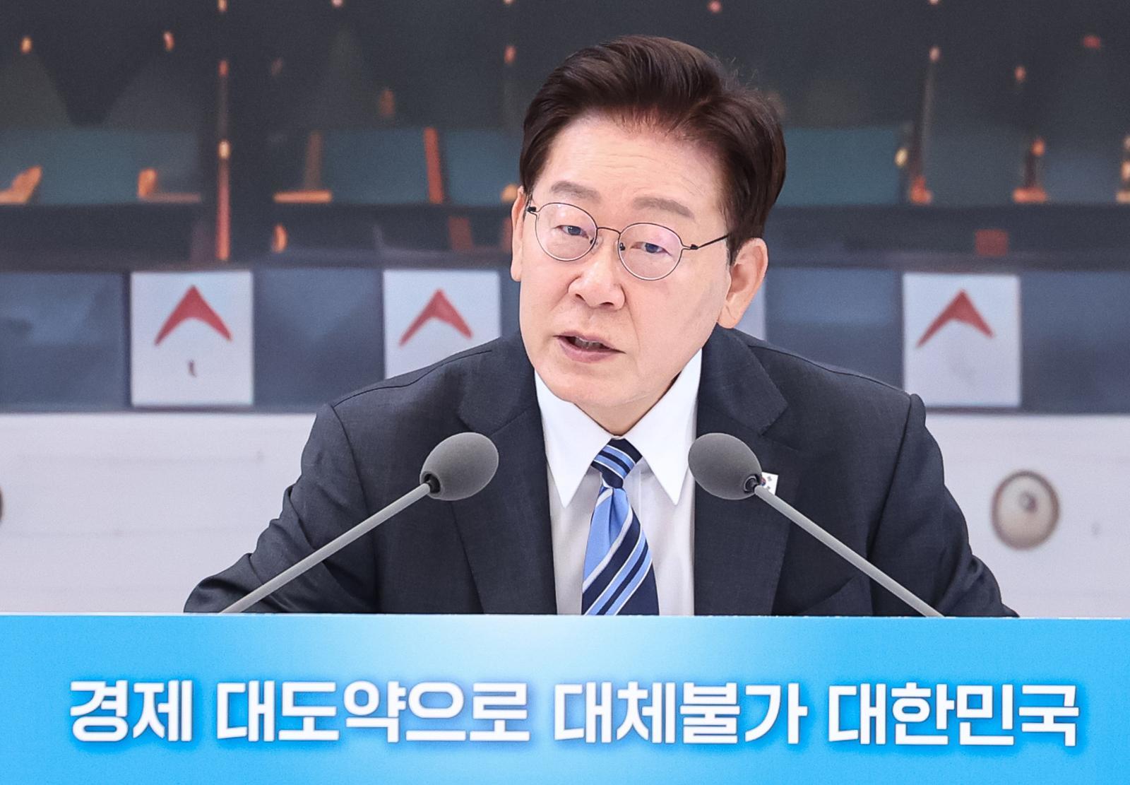 李 “공직자 술자리서 옆에 젊은 이성 앉히지 마라…큰일 난다”