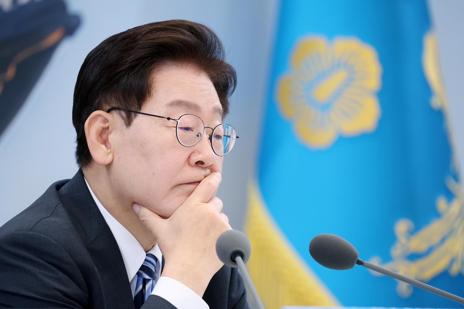 이재명 대통령이 15일 청와대 영빈관에서 열린 ‘삶으로 체감하는 대체불가 대한민국-국민과 함께하는 두 번째 업무보고’에서 업무보고를 경청하고 있다. 뉴시스
