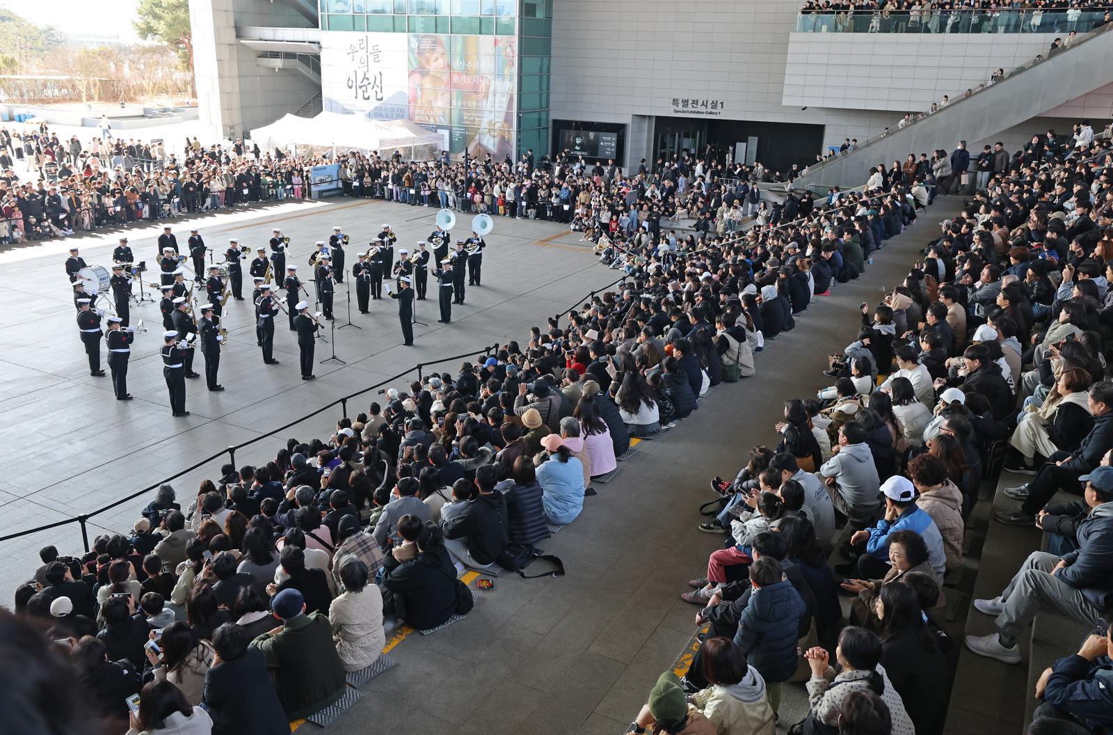28일 오후 서울 용산구 국립중앙박물관 열린마당에서 ‘충무공 이순신의 후예’대한민국 해군 군악대의 특별 공연이 열리고 있다.   이번 공연은 광복 80주년과 이순신 장군 탄신 480주년을 기념해 열리고 있는 특별전 ‘우리들의 이순신’전과 연계한 행사로, 해군 의장대의 정교한 제식 동작과 화려한 의장 시범, 군악대 연주 순으로 진행됐다. 2026.2.28/뉴스1