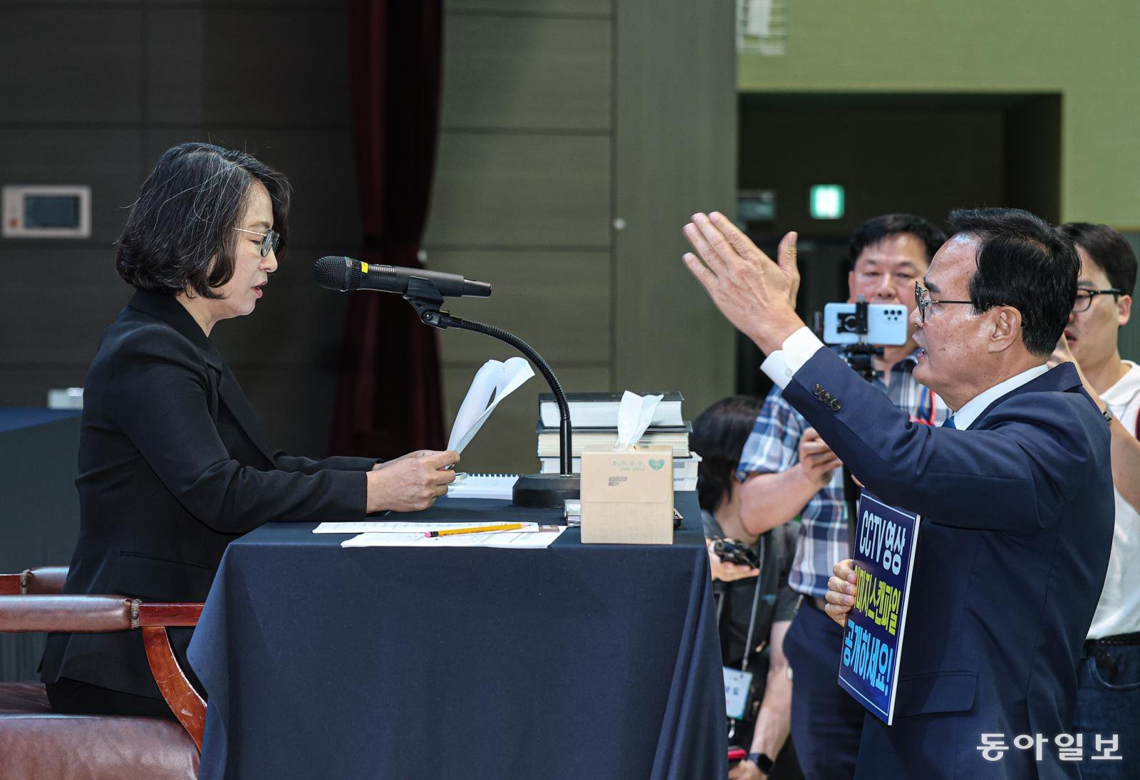 15일 오후 충북 충주시 한국교통대 체육관에서 충주시장선거 당선무효소청 투표지 검증이 실시되고 있다. 소청인인 맹정섭 전 더불어민주당 후보가 조미연 충북도선관위 위원장에게 CCTV 영상 공개를 촉구하고 있다. 충주=이한결 기자 always@donga.com