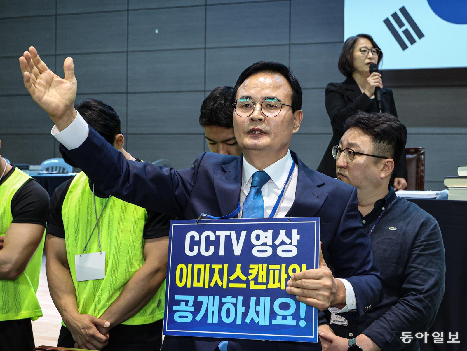 15일 오후 충북 충주시 한국교통대 체육관에서 충주시장선거 당선무효소청 투표지 검증이 실시되고 있다. 소청인인 맹정섭 전 더불어민주당 후보가 조미연 충북도선관위 위원장에게 CCTV 영상 공개를 촉구하고 있다. 충주=이한결 기자 always@donga.com