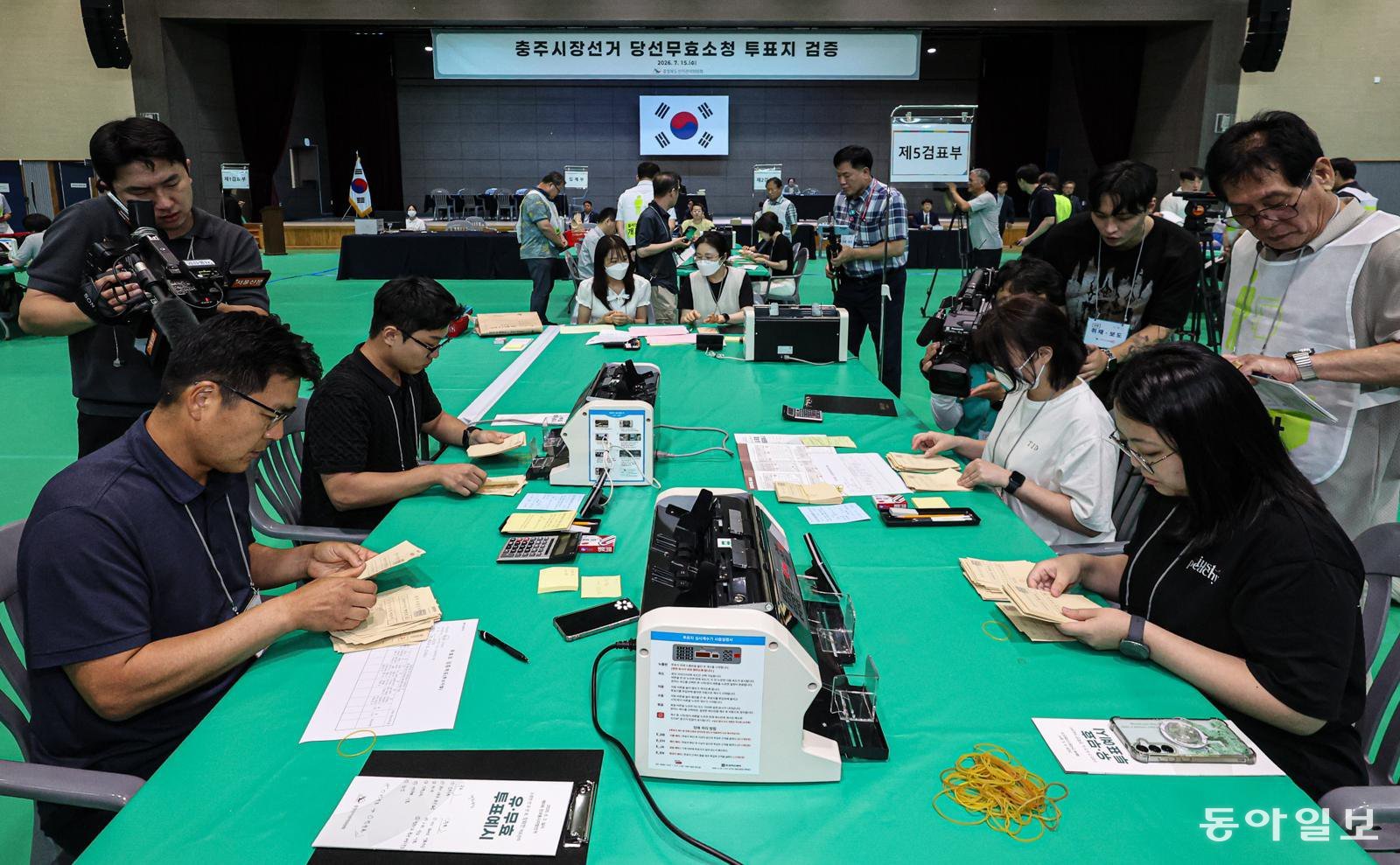 15일 오후 충북시 충주 한국교통대 체육관에서 충주시장선거 당선무효소청 투표지 검증이 실시되고 있다. 충주=이한결 기자 always@donga.com
