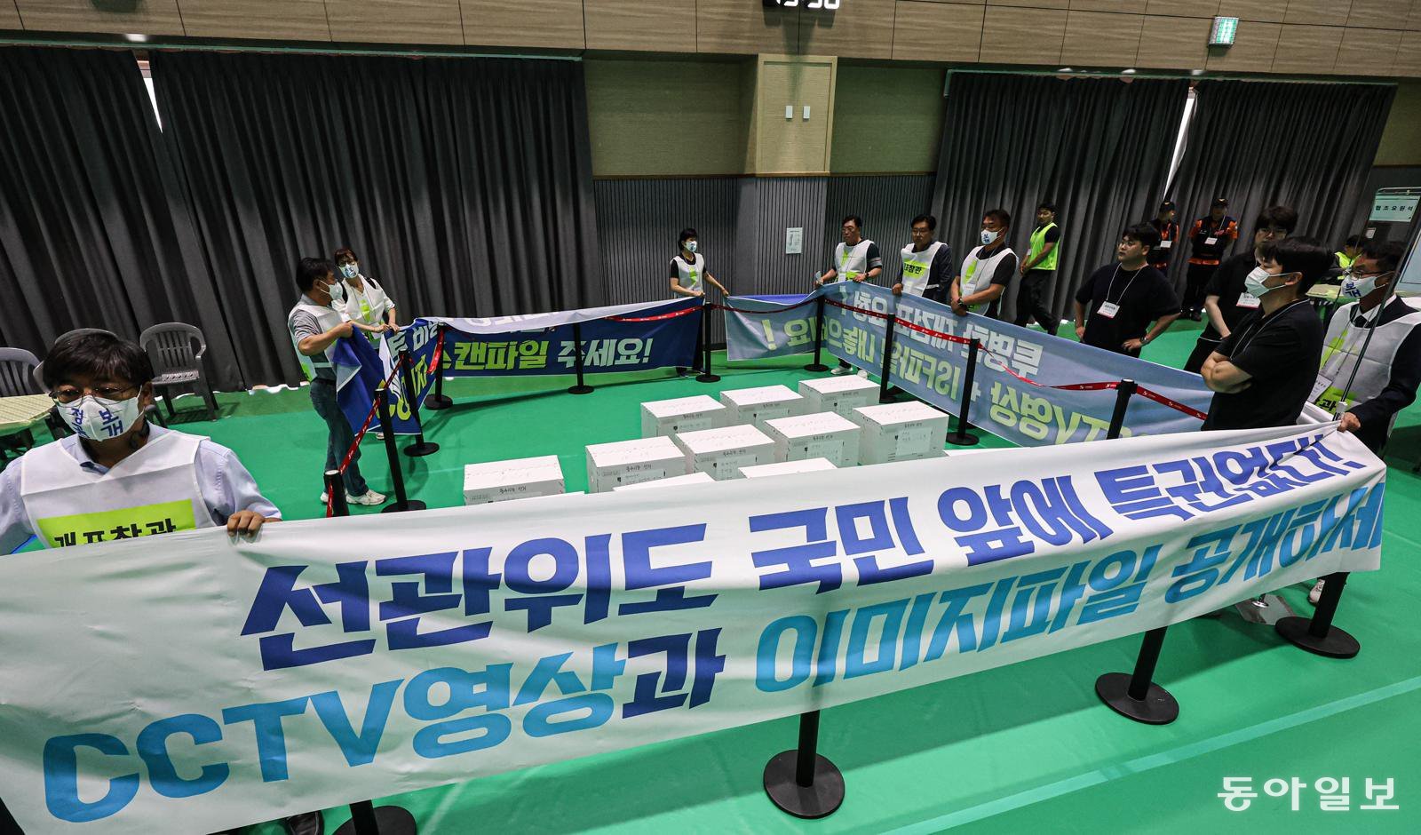 15일 오후 충북 충주시 한국교통대 체육관에서 충주시장선거 당선무효소청 투표지 검증이 실시되고 있다. 충주=이한결 기자 always@donga.com