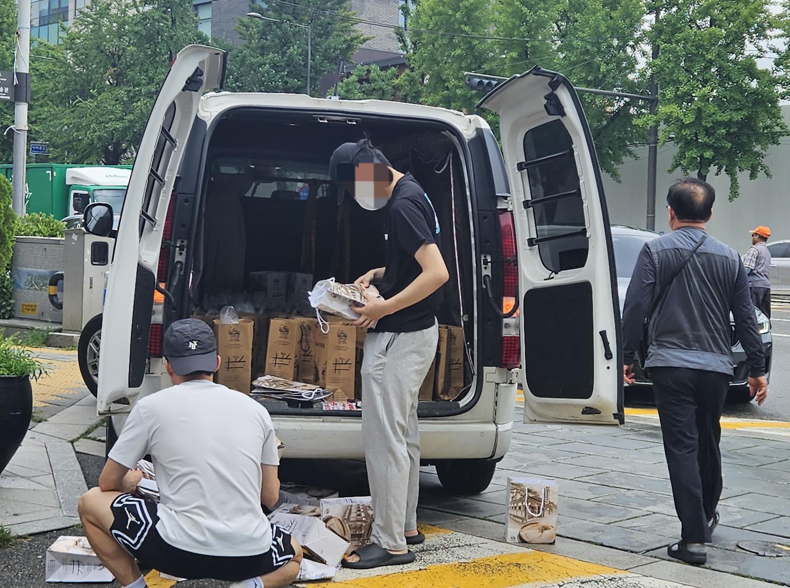 초복인 15일 서울 종로구의 한 삼계탕 전문점 앞에서 시민이 포장된 삼계탕을 차에 싣고 있다. 뉴스1