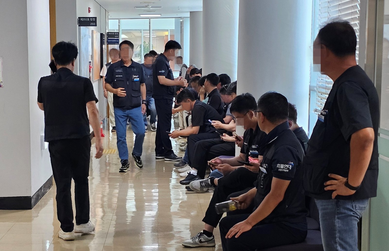집회 중 승합차로 경찰 친 화물연대 조합원 징역형 집행유예