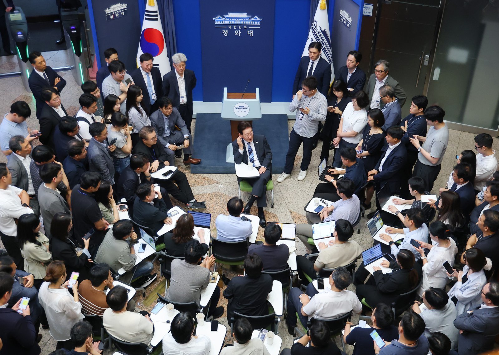 이 대통령, 靑 춘추관 예고 없이 ‘깜짝 방문’… 기자들과 70분 대화