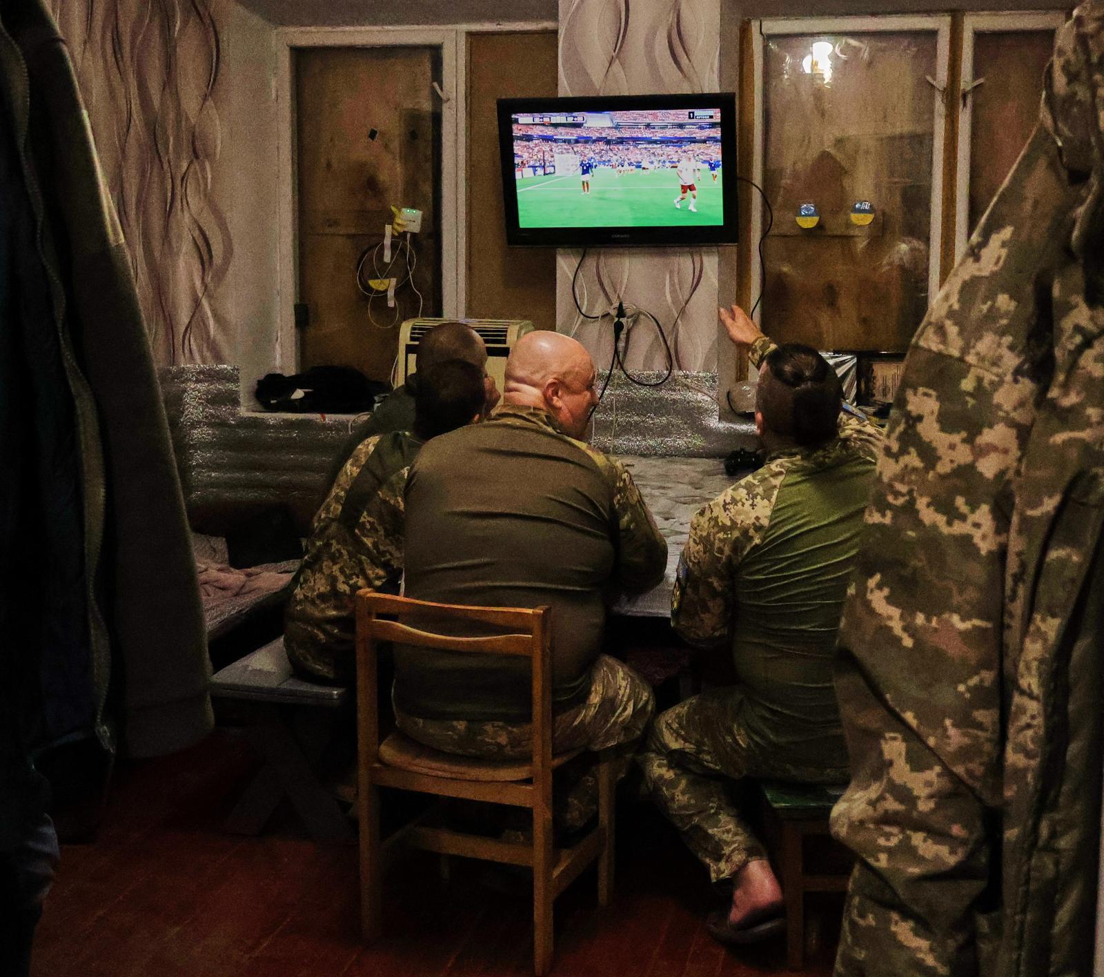 전쟁 와중에도… 월드컵 시청하는 우크라軍