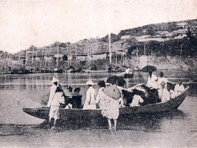 1915년 마포도선장의 모습. 한강을 건너기 위해 사람들이 나룻배에 올라타고 있다. 사진 출처 서울역사박물관