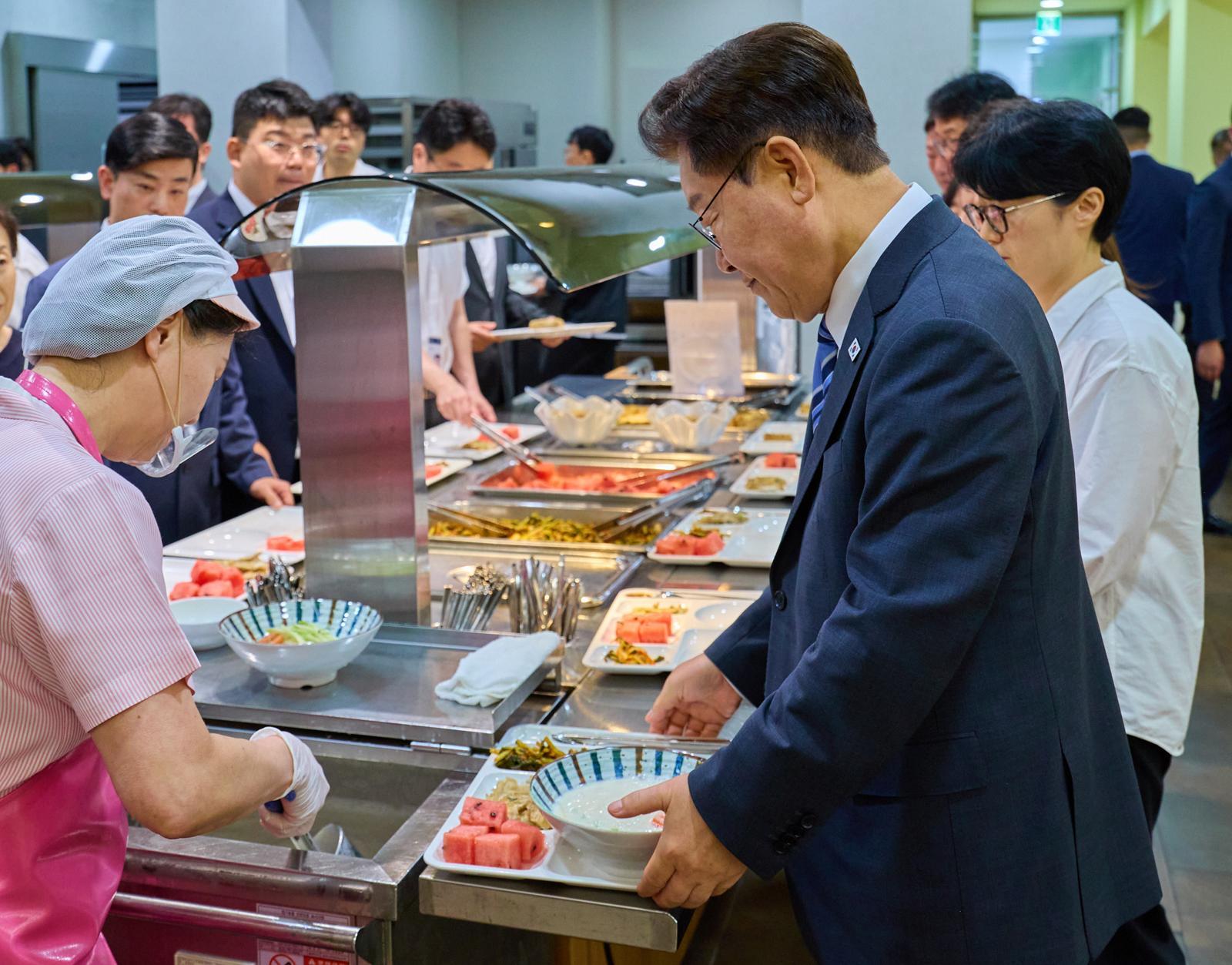 李, 초복 맞아 靑식당서 직원들과 콩국수 오찬
