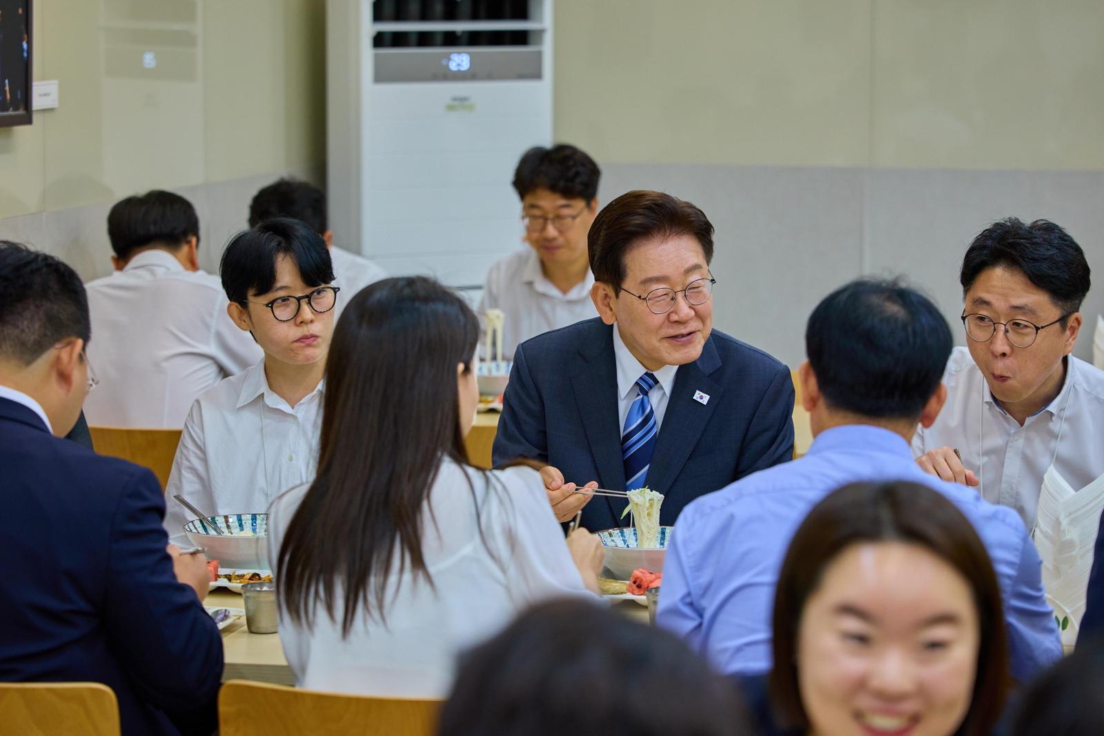 이재명 대통령이 15일 청와대 구내식당에서 직원들과 격려 오찬을 하고 있다. 청와대 제공