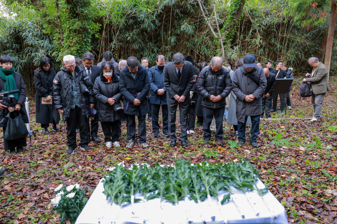 정부가 지난해 11월 21일 오전 일본 니가타현 사도시에서 사도광산 강제동원 한국인 희생자를 위한 정부 차원의 추도식을 개최했다. 추도식은 한일이 공동으로 열기로 합의됐으나 일본 측의 무성의한 태도로 제대로 열리지 못했다. (외교부 제공.) 2025.11.21