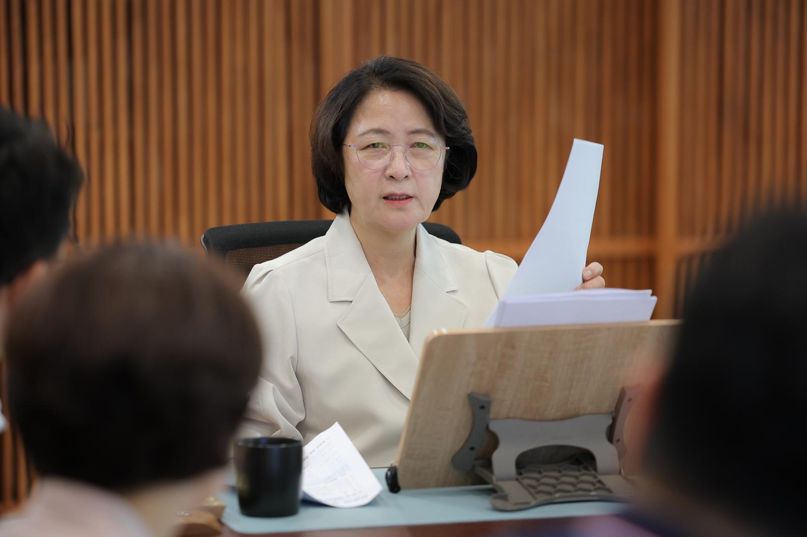 추미애 경기도지사가 15일 직접 주재한 제2차 반도체 초격차 전략회의에서 인허가와 기반 시설 지원에 속도를 낼 것을 관계자들에게 주문하고 있다. 경기도 제공