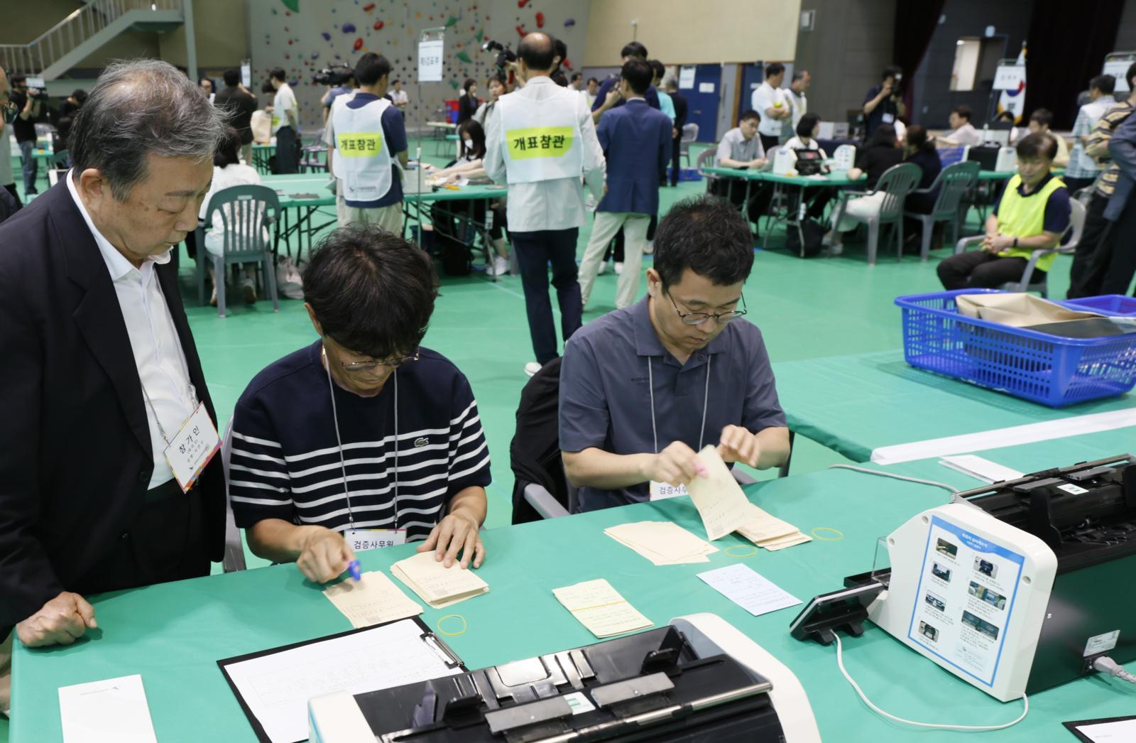 충주시장 재검표, 뒤집기 없었다…이동석 ‘124표→122표차’ 시장직 유지