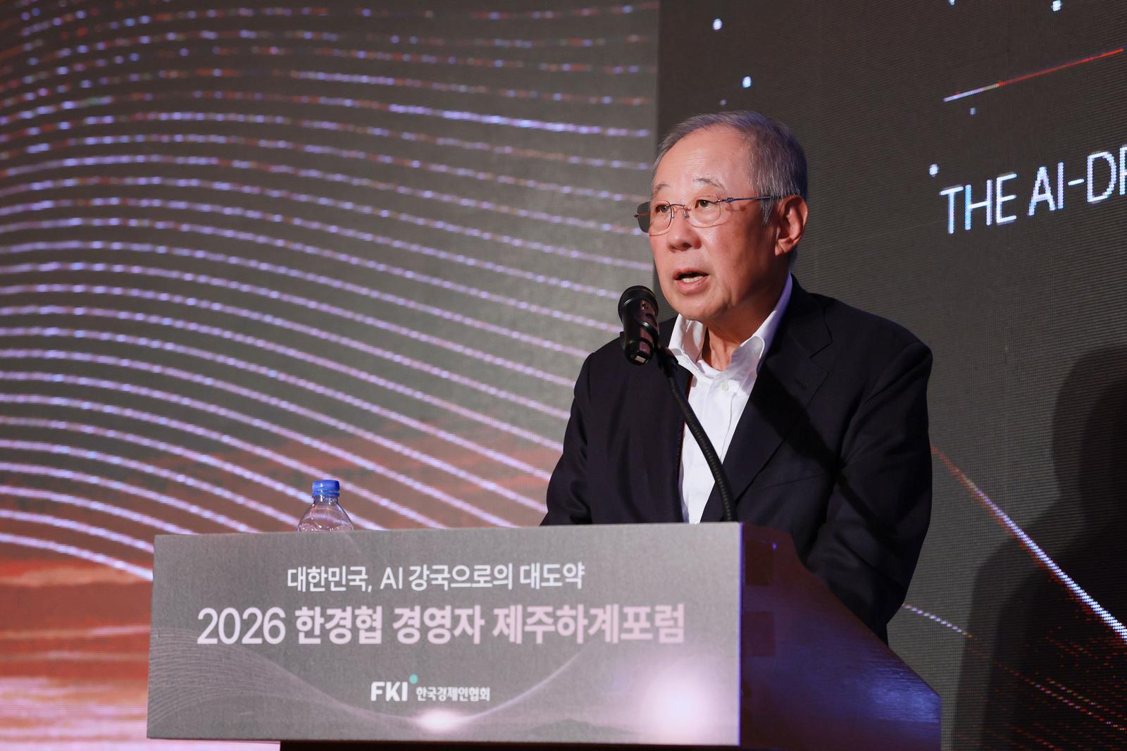 “하회마을에 엘리자베스 2세 여왕 동상 세울것”…류진 한경협 회장, 英 앤 공주에 약속