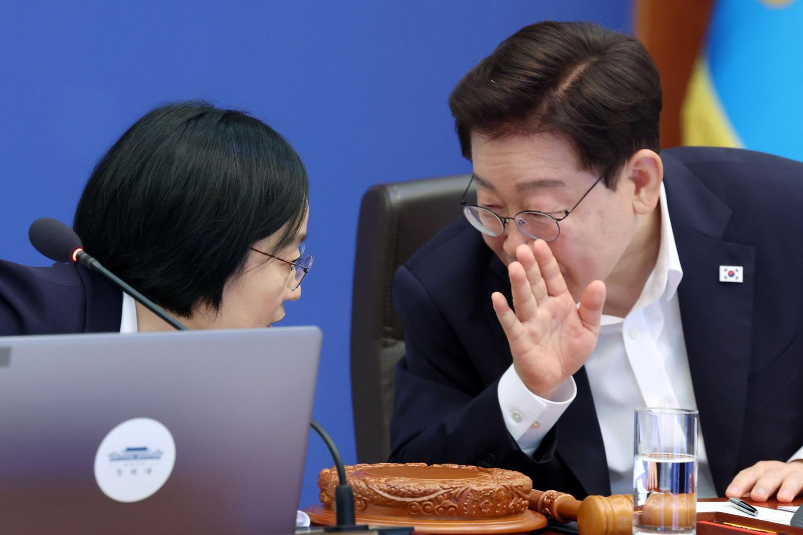 이재명 대통령과 한성숙 국무총리가 14일 청와대에서 열린 국무회의에서 대화하고 있다. 2026.7.14 뉴스1