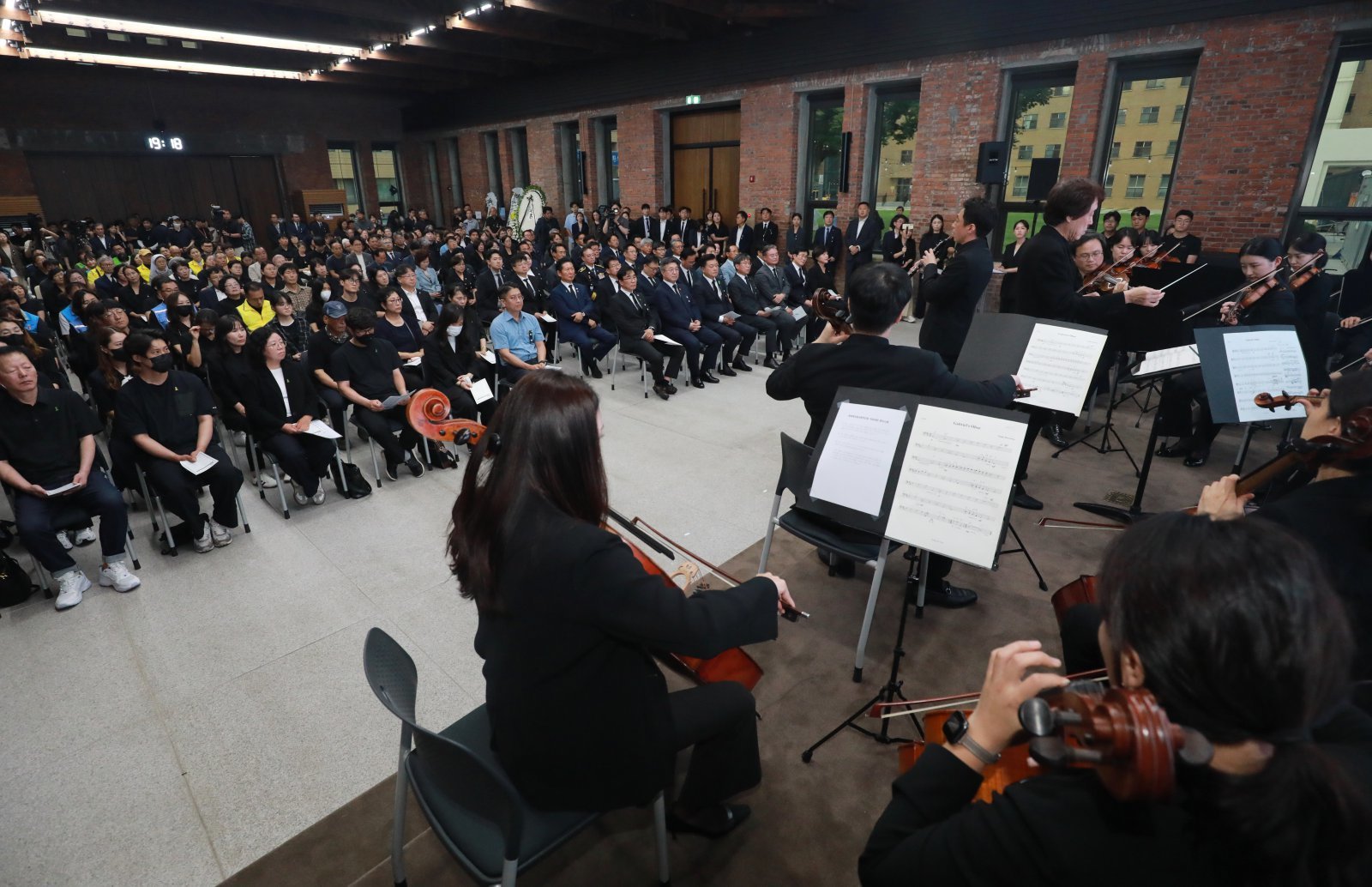 15일 충북도청 대회의실에서 열린 오송 지하차도 참사 3주기 추모식에서 충북도립교향악단의 추모공연이 진행되고 있다. 2026.7.15 뉴스1