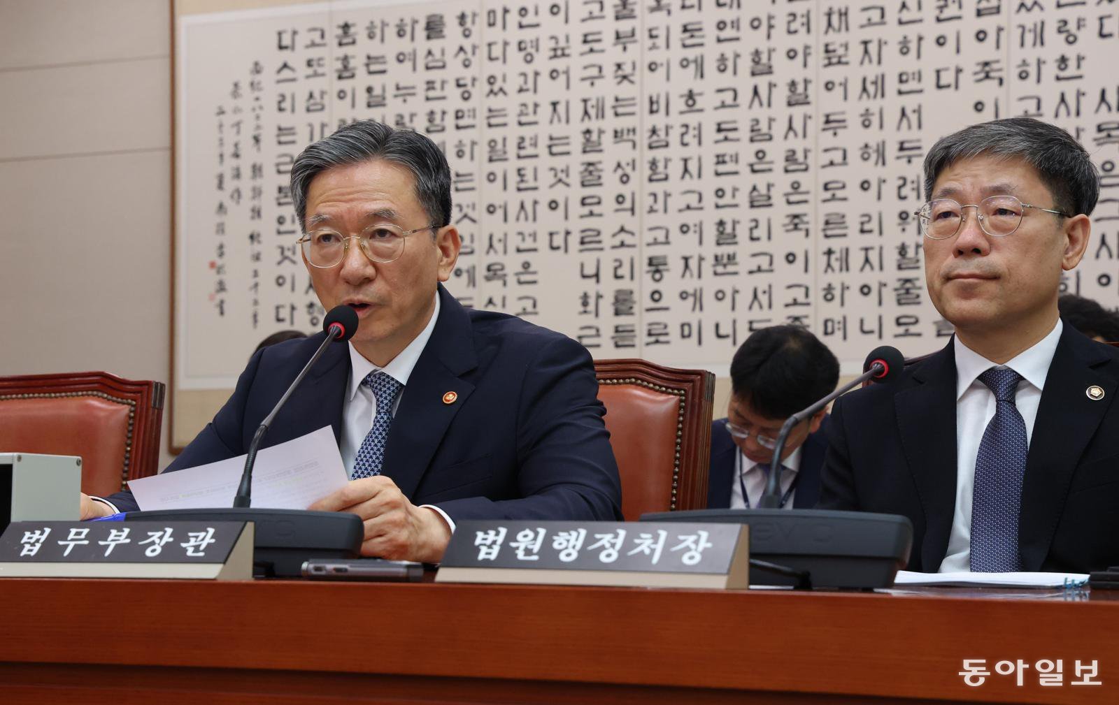 15일 국회 법제사법위원회 전체회의에 참석한 정성호 법무부 장관(왼쪽)이 발언을 하고 있다. 이날 회의는 국민의힘 없이 더불어민주당 주도로 개최됐다. 오른쪽은 노경필 신임 법원행정처장. 이훈구 기자 ufo@donga.com