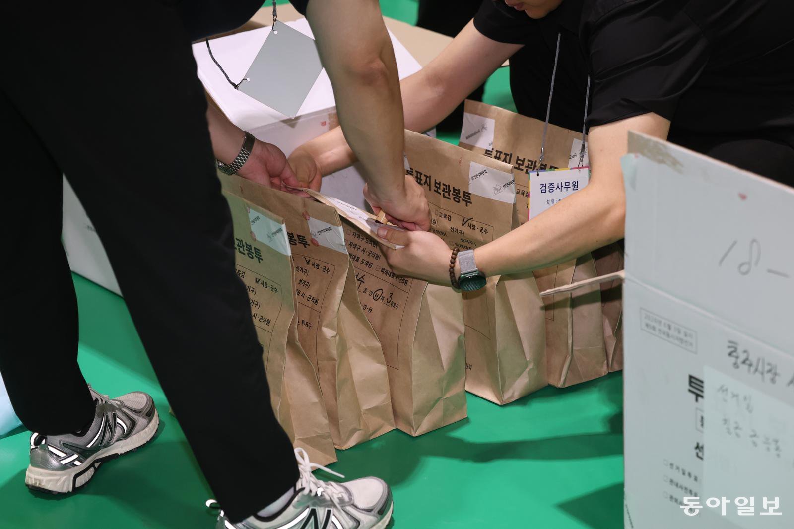 124→122표 차이…충주시장 재검표, 소란 끝에 당락 변동 없어