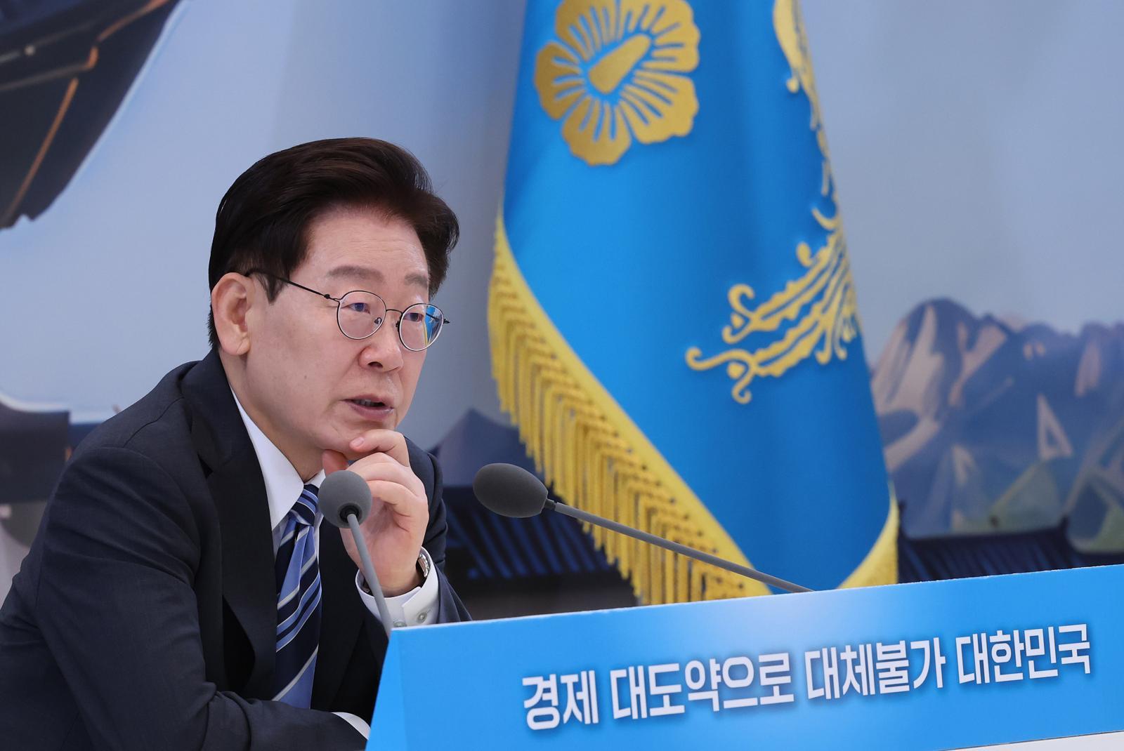 李 “공직자 술자리서 옆에 젊은 이성 앉히지 마라”