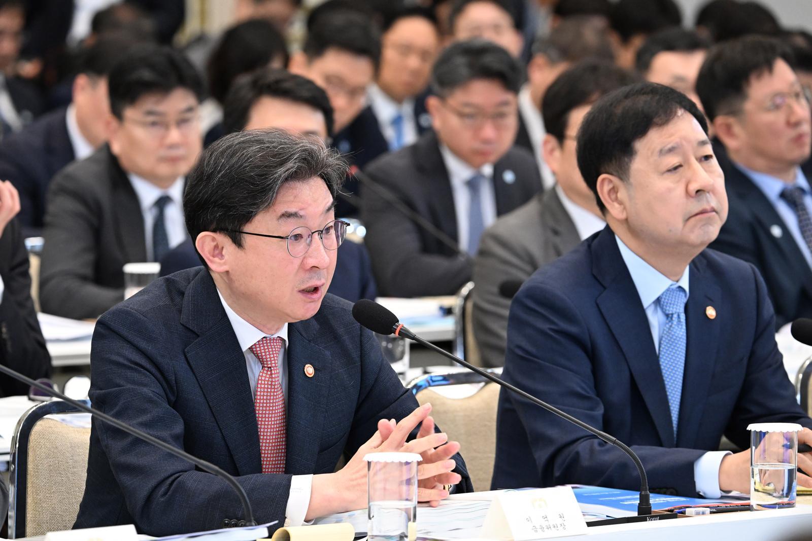 15일 청와대에서 국민과 함께하는 두 번째 업무보고가 열린가운데 이억원 금융위원장이 보고를 하고있다. 2026.07.15. 청와대사진기자단