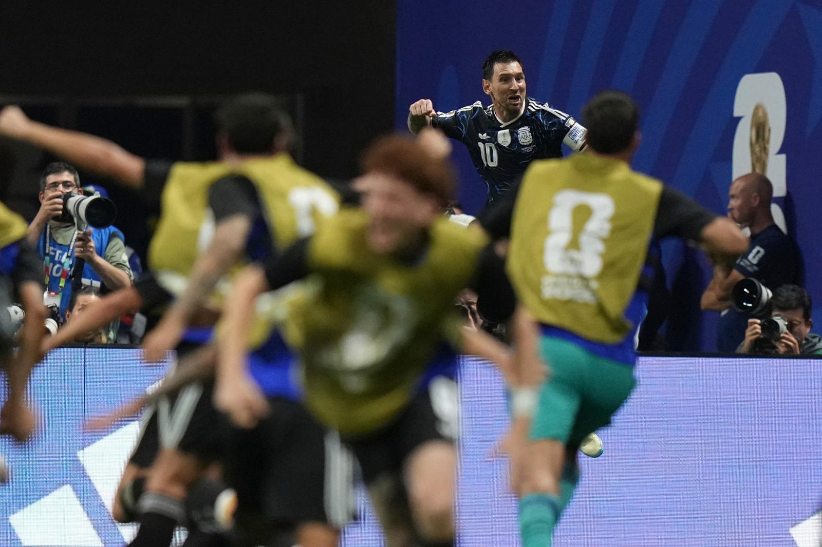 ‘메시 2도움’ 아르헨티나, 잉글랜드에 2-1 역전승…결승서 스페인 상대
