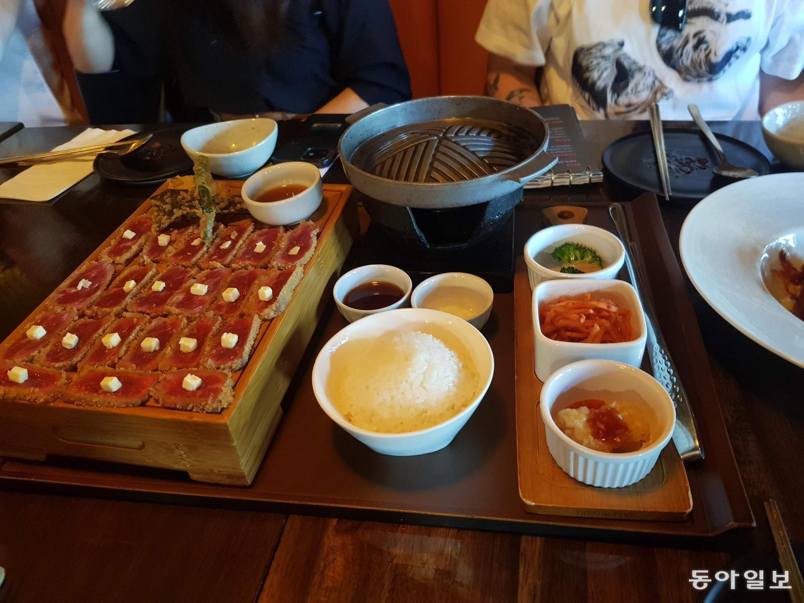 불  다이닝룸앤바의 고기와 반찬들. 이원홍 기자