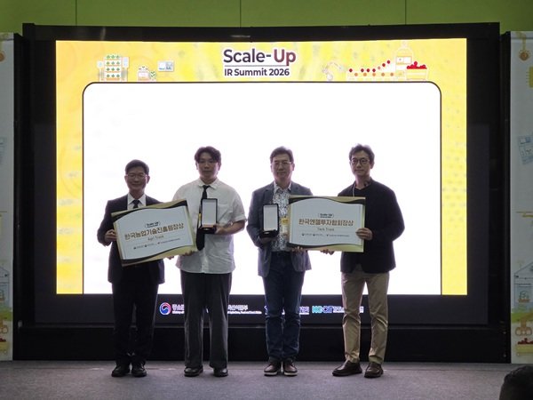 ‘Scale-Up Summit 2026’ 시상식에서 Agri 트랙 우수기업인 ㈜시그널케어와 Tech 트랙 우수기업인 ㈜유메드 관계자들이 각각 한국농업기술진흥원장상과 한국엔젤투자협회장상 상패를 전달받고 기념 촬영을 하고 있다. 사진제공=한국엔젤투자협회