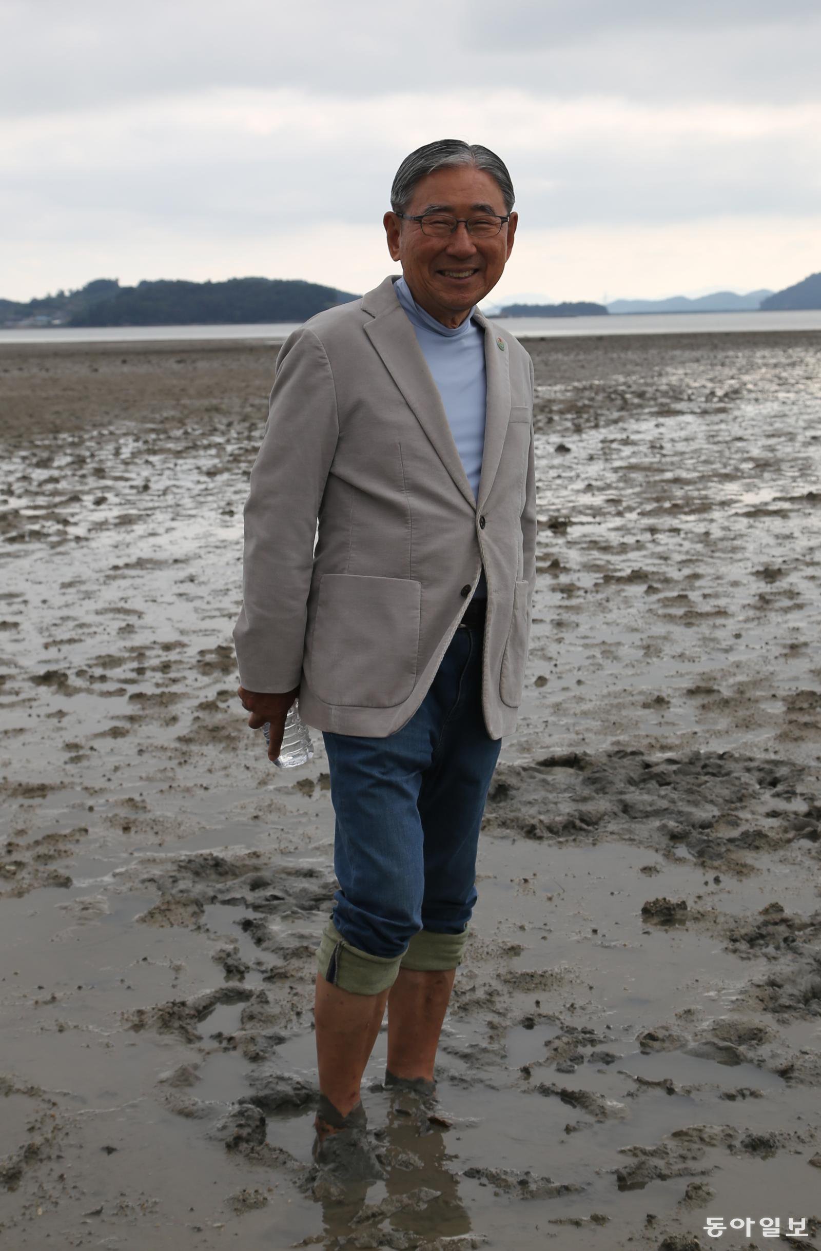 박동창 맨발걷기국민운동본부 회장이 지난해 10월 전남 무안군 청계면 바닷가에서 맨발 걷기하는 모습. 무안=양종구 기자 yjongk@donga.com