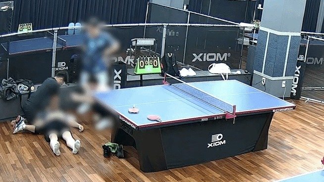 경기 분당경찰서 금곡지구대 소속 김삼수 경감 A 씨를 상대로 심폐소생술(CPR)을 실시하는 모습. 2026.7.16. 분당경찰서 제공