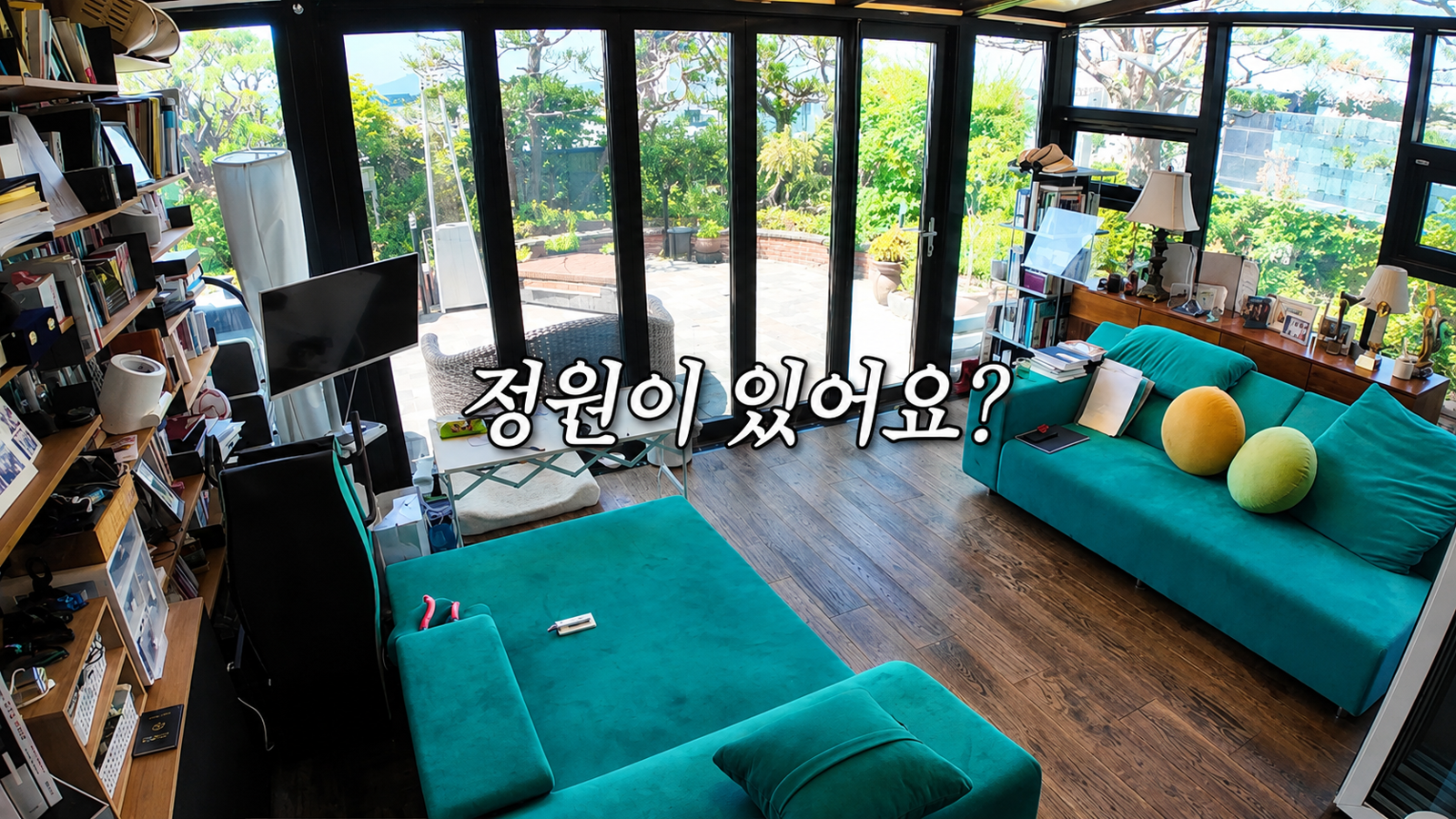 배우 김혜은이 유튜브를 통해 거실과 정원, 드레스룸 등 집 안을 공개했다. 유튜브 ‘그냥해!은’ 화면
