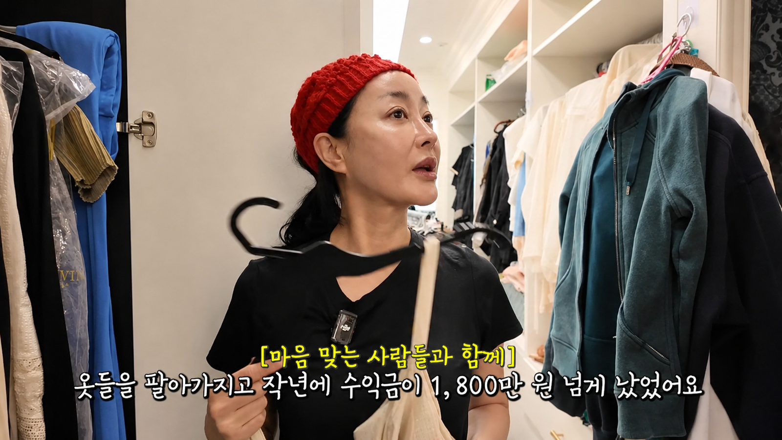 배우 김혜은이 유튜브를 통해 거실과 정원, 드레스룸 등 집 안을 공개했다. 유튜브 ‘그냥해!은’ 화면
