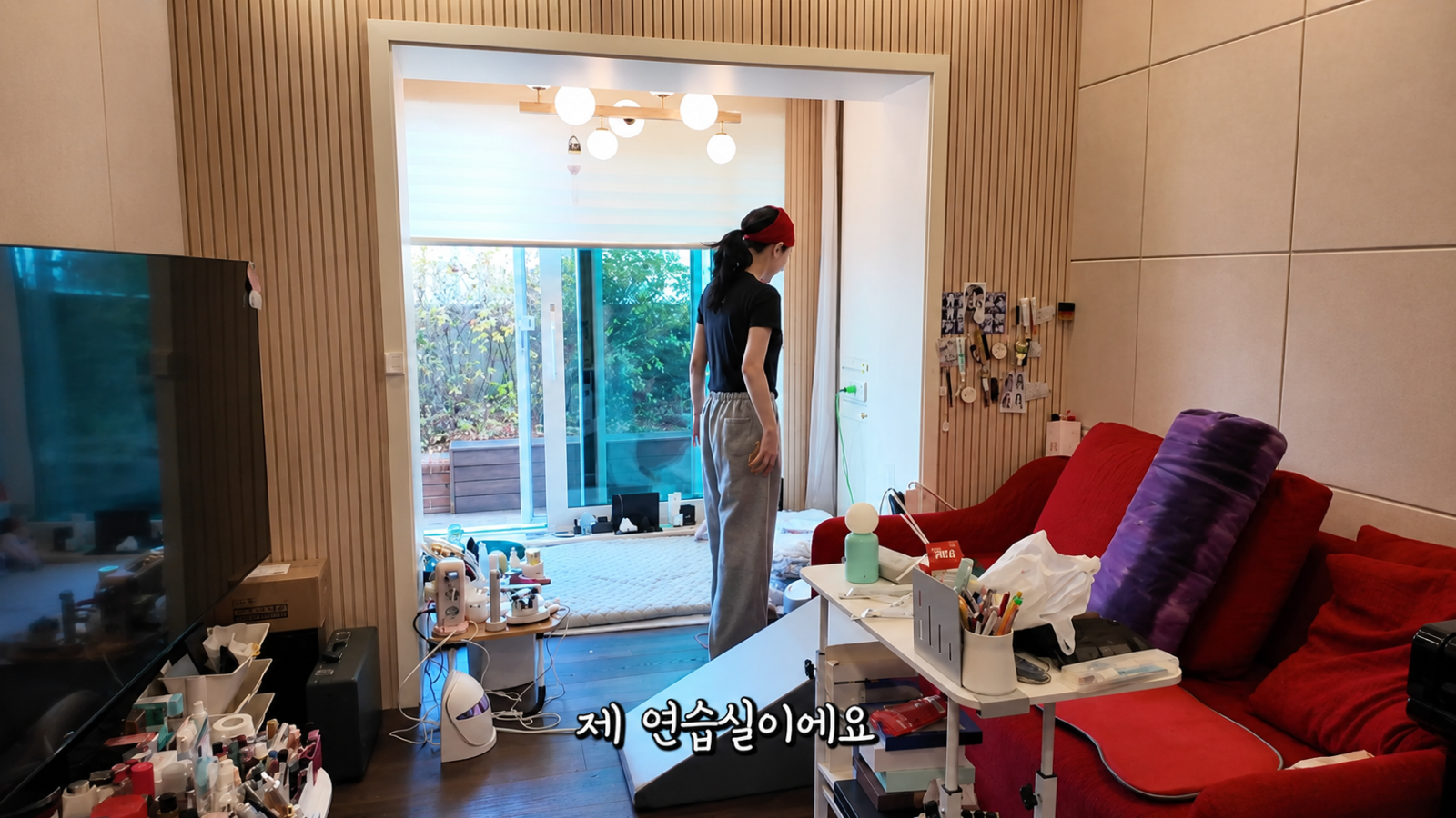 배우 김혜은이 유튜브를 통해 거실과 정원, 드레스룸 등 집 안을 공개했다. 유튜브 ‘그냥해!은’ 화면
