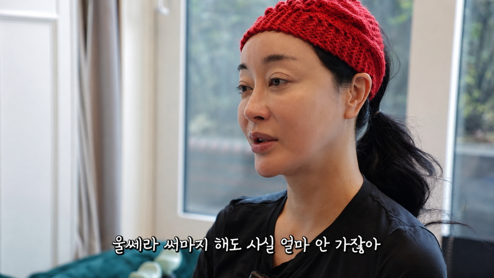 배우 김혜은이 유튜브를 통해 거실과 정원, 드레스룸 등 집 안을 공개했다. 유튜브 ‘그냥해!은’ 화면
