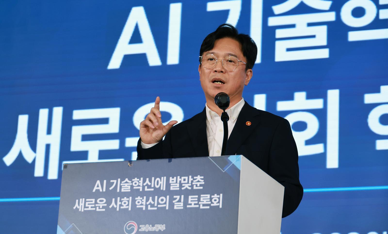 노동장관 “정년 연장안, 청년 고용 패키지와 함께 나와야”
