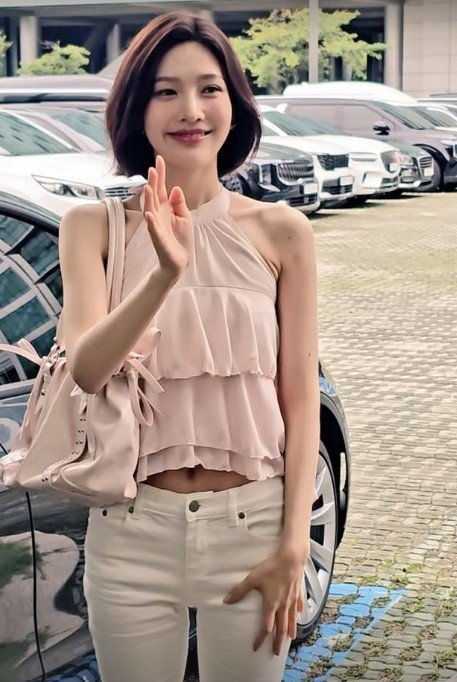 조이, 핑크색 홀터넥 입고 드러낸 직각 어깨…‘뼈말라’ 몸매