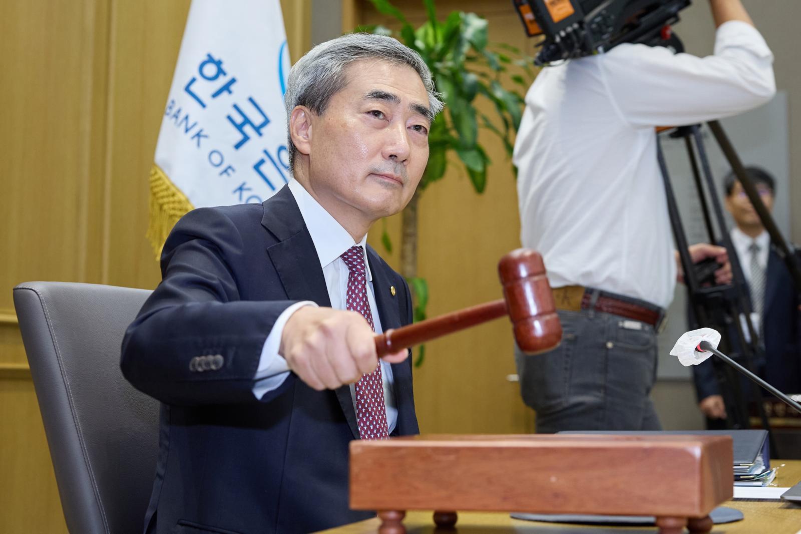 물꼬 튼 금리 인상…전문가들 “예금 만기는 짧게, 대출은 고정금리로”
