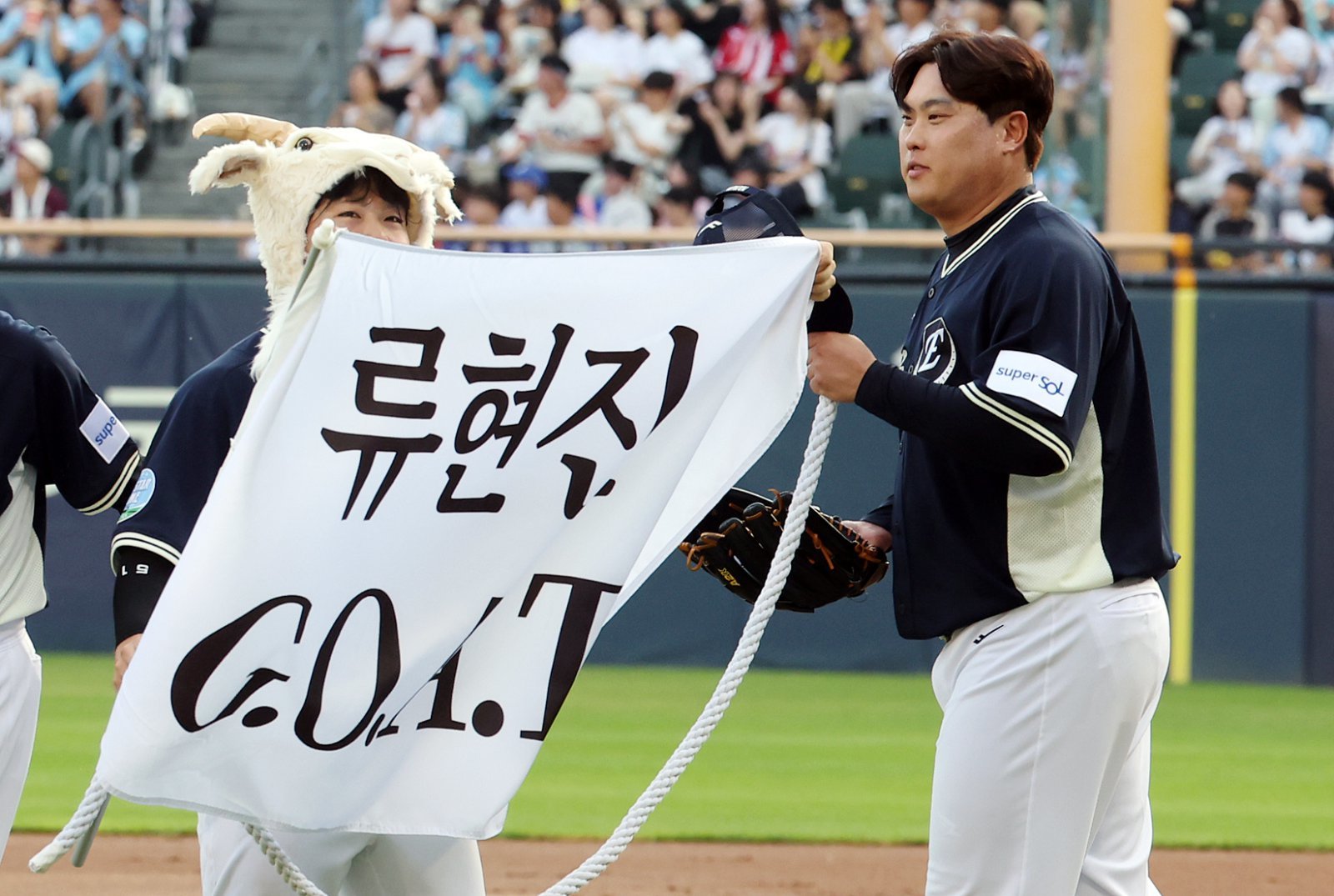 류현진 ‘2500탈삼진’·최형우 최초 2700안타…대기록 줄줄이 대기