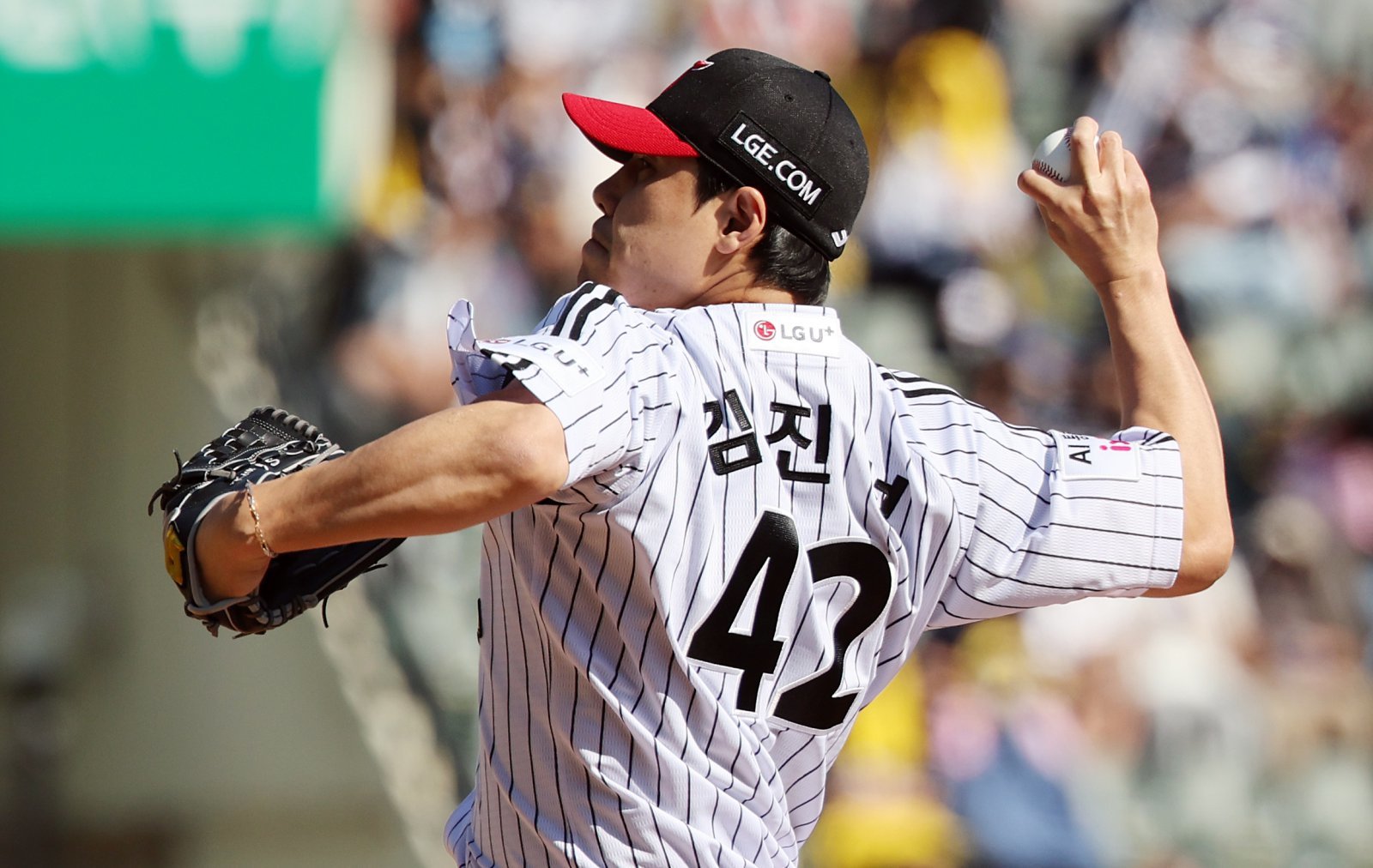 어린이날인 5일 오후 서울 송파구 잠실야구장에서 열린 프로야구 ‘2026 신한은행 SOL KBO리그’ 두산 베어스와 LG 트윈스의 경기, LG 김진성이 6회초 등판해 힘차게 공을 던지고 있다. 2026.5.5 ⓒ 뉴스1