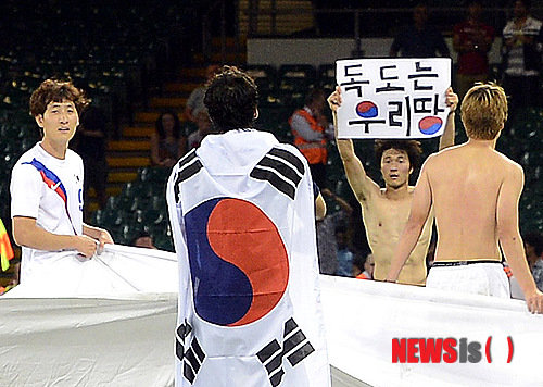 0으로 완파하고 동메달을 확정, 선수들이 대형 태극기를 들고 박종우(오른쪽 두번째) 선수가 ‘독도는 우리땅’ 손 피켓을 들어보이고 있다. 뉴시스