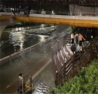 Three high school students rescued after entering swollen Ui Stream out of curiosity