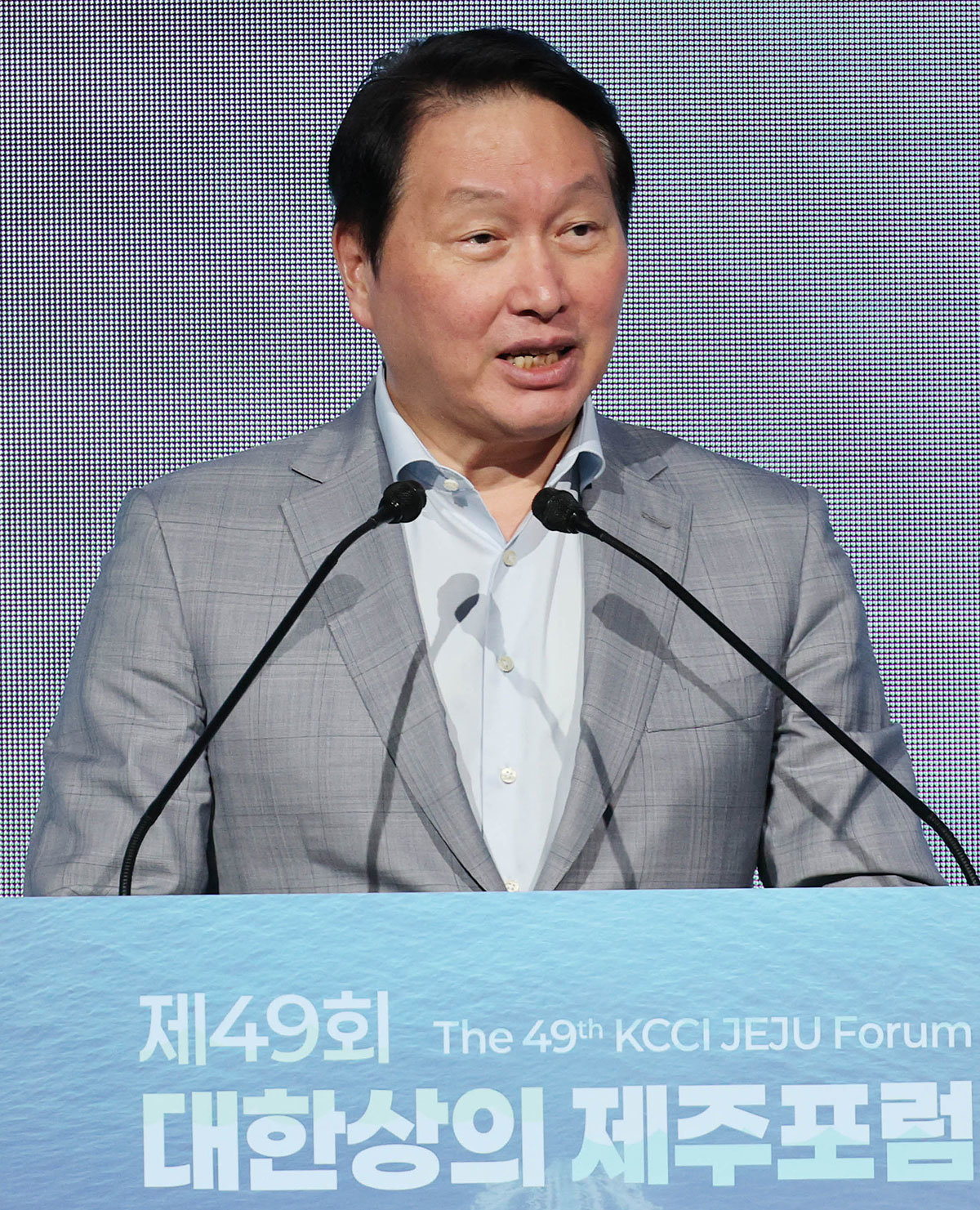 최태원 대한상의 회장이 15일 제주 신라호텔에서 열린 ‘제49회 대한상의 제주포럼’에서 개회사를 하고 있다. 2026.7.15. 대한상의 제공