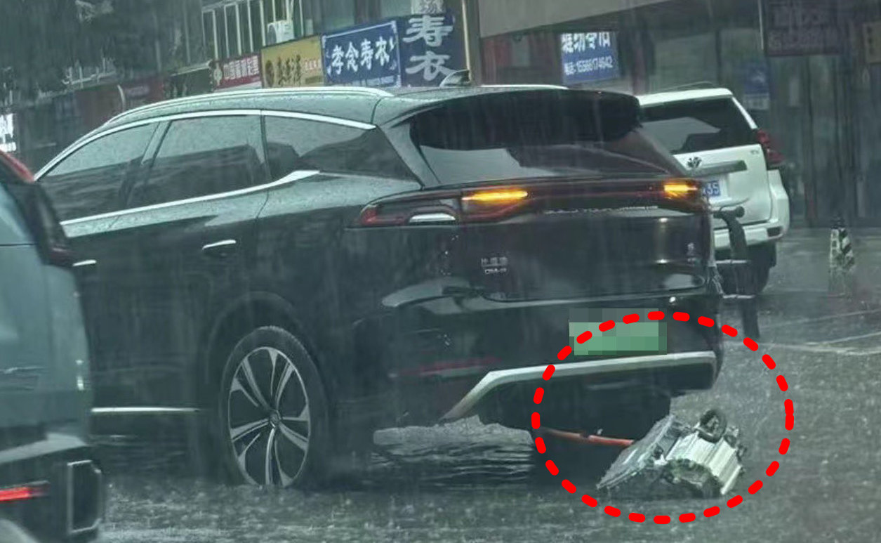 침수도로 달리던 BYD서 모터 ‘툭’…“믿고 탈수 있겠나” 中 발칵