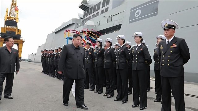 김정은이 지난해 10월 구축함 최현호를 방문해 해병 승조원들을 사열하고 있다. 그때까지 군함을 탈 수 없었던 여성 병사를 최현호에 태우라는 지시도 김정은이 하달한 것이다.  노동신문 뉴스1