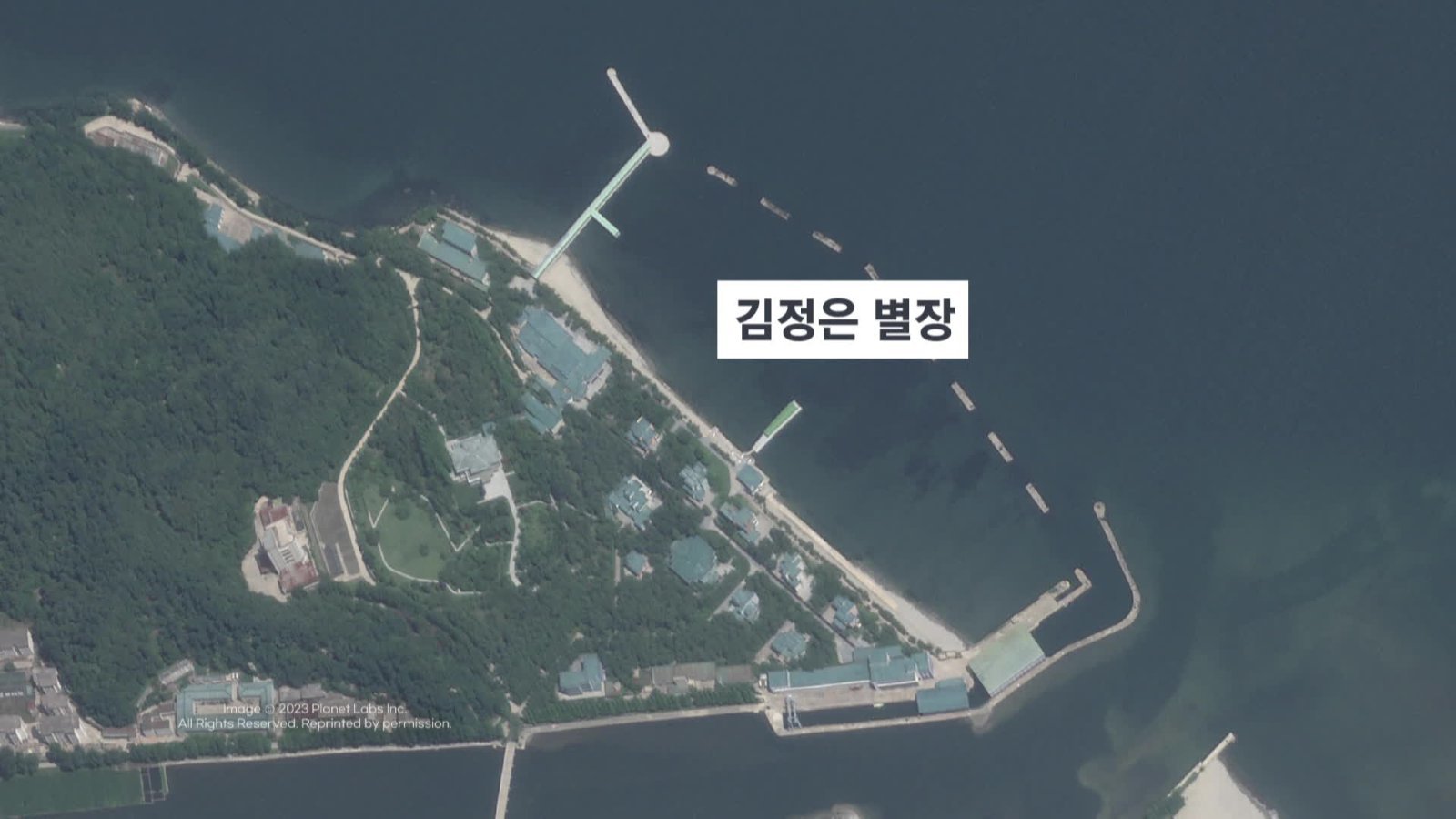 원산에 있는 김정은 별장 위성사진. 해변을 따라 다양한 건물이 늘어서 있다. 경호 및 바깥에서 들여다볼 수 없도록 바다에 큰 부유물들을 띄워 놓았다. 구글어스