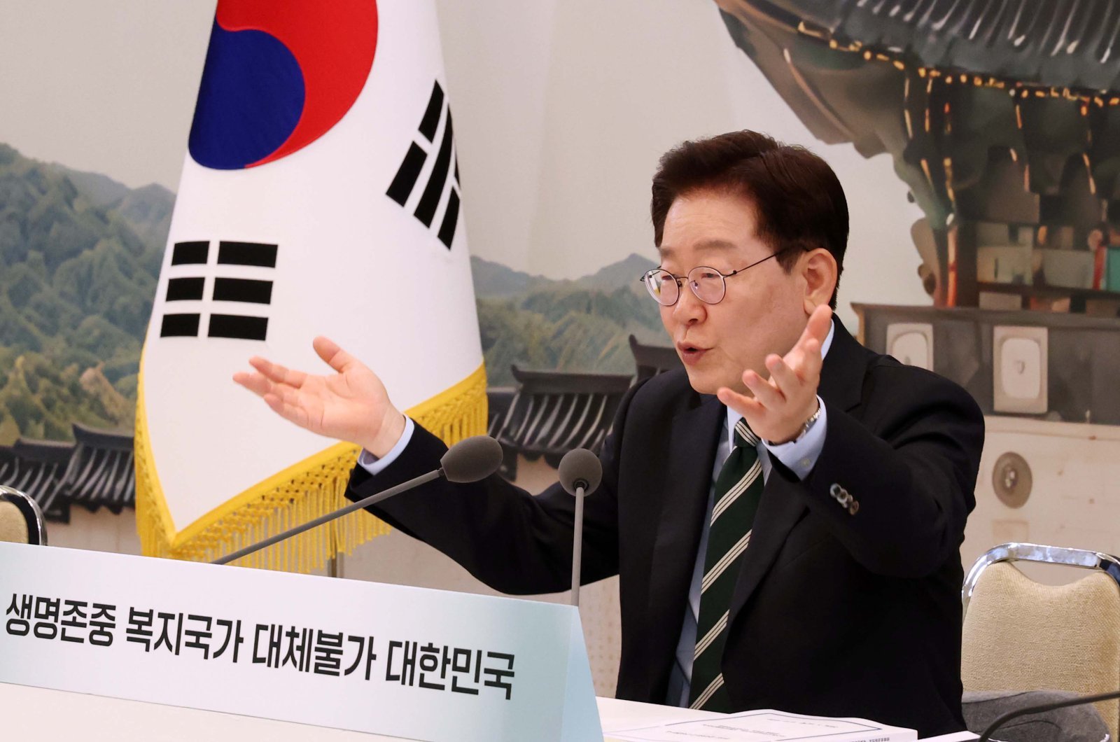 李, 또 유튜브 ‘즉석 질문’…“16세이하 SNS 차단 찬성이면 1번 눌러달라”